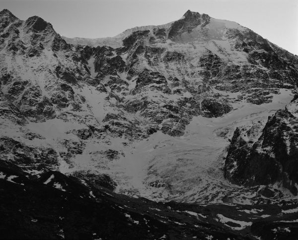 Dark Mountain
Lötschental
Schlüsselwörter: Endmoränenlandschaft Gletscher Höhle Eishöhle Klimawandel CO2 Süsswasser Eis gefroren Steine Felsen wild romantisch rauh Naturschutz Natur geschützt natürlich Landschaft Attraktion Sonne Himmel Steinschlag Gefahr Warnung Vorsicht Schild einsam Einsa
