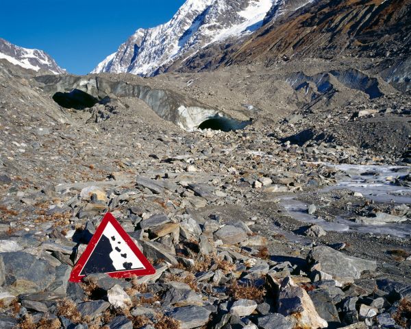 Gletschertor
Lötschental
Schlüsselwörter: Endmoränenlandschaft Gletscher Höhle Eishöhle Klimawandel CO2 Süsswasser Eis gefroren Steine Felsen wild romantisch rauh Naturschutz Natur geschützt natürlich Landschaft Attraktion Sonne Himmel Steinschlag Gefahr Warnung Vorsicht Schild einsam Einsa