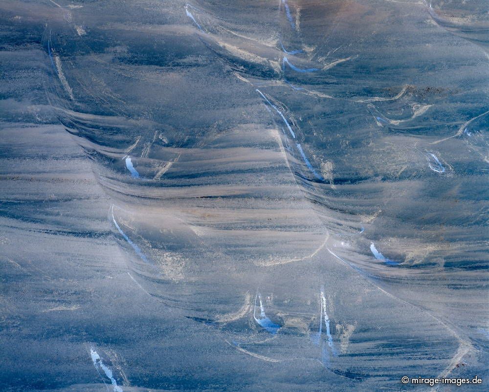 Inside the Glacier Gate
Lötschental
Schlüsselwörter: Endmoränenlandschaft Gletscher Höhle Eishöhle blau türkis weiss abstrakt Form Textur Struktur Gemälde Klimawandel CO2 Temperatur Relief Metamorphose Kristall Kristalle kristallin Süsswasser vereist eisig Eis gefroren Winter Frost Kälte kalt frieren