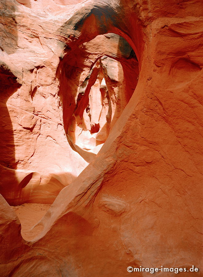 Peek-a-Boo
Grand Staircase Escalante National Monument
Schlüsselwörter: Trockenheit, zerfurcht, Felsen, Stein, Wildnis, Wind, Sandstein, Skulptur, rot, Erosion, verletzlich, Struktur, Himmel, Wolken, Erdschichten, Pflanze, Weite, Sandstein, Skulptur, surreal, Phantasie, phantastisch, Fantasie, fantastisch, erstaunlich, Sonne
