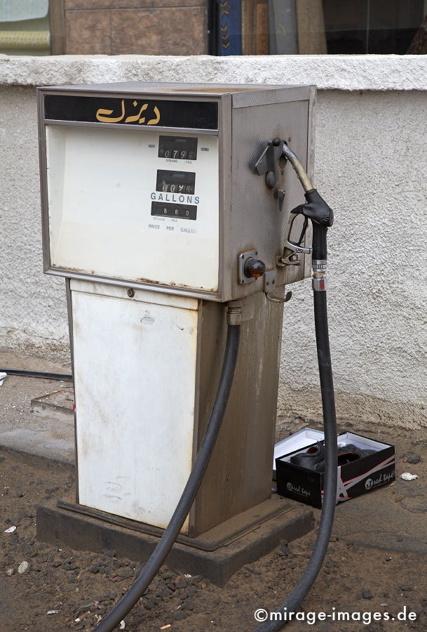 Petrol Pump
Schlüsselwörter: international, Geschäft, Geldanlage, Investment, Globalisierung, Investor, Konsum, Tourismus, Größenwahn, Arabien, Mittlerer Osten, Wohlstand, Überfluss, Geld, Kapital, Wüste, Reise, reisen, exotisch, bombastisch, Wachstum,