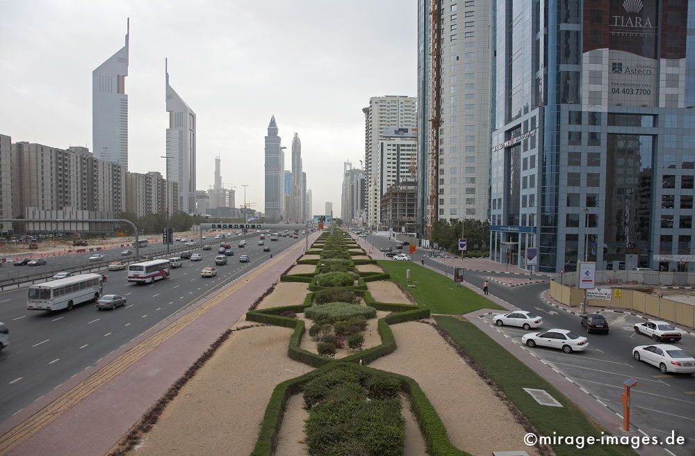 Sheikh Zayed Road
Schlüsselwörter: reich, edel, nobel, gross, riesig, gigantisch, Raum, Architektur, Konsum, Geld, Verschwendung, Boomtown, Reiseziel, Mittlerer Osten, Reichtum, Überfluss, Wohlstand, Kapitalismus, Marktwirtschaft, Luxus, Infrastruktur, success, Investition, architecture1
