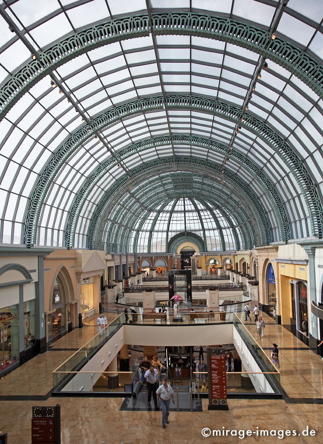 Mall of the Emirates
Shopping Mall in Dubai
Schlüsselwörter: Einkaufen, Prunk, Tempel, modern, Luxus, Halle, reich, edel, nobel, dubai1, riesig, gigantisch, Raum, Licht, Architektur, Konsum, Geld, Verschwendung, Boomtown, Reiseziel, Mittlerer Osten, Reichtum, Überfluss, Wohlstand, Kapitalismus, Marktwirtschaft,