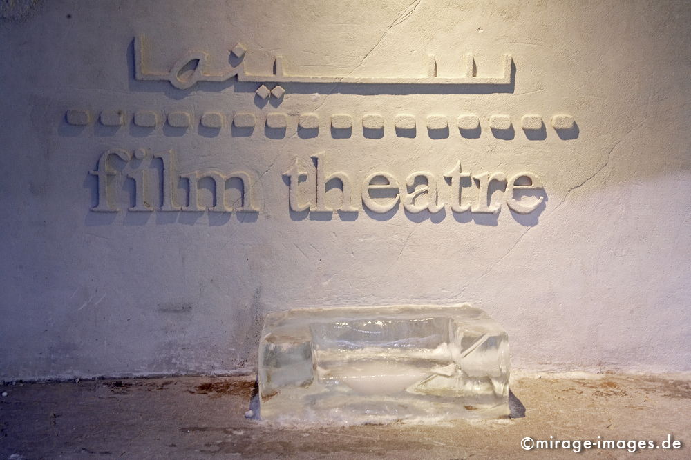 Film Theatre
Skidom Dubai
Schlüsselwörter: Kälte, Kitsch, Kontrast, kontrastreich, Kuriosität, Luxus, Nachbildung, Reiseziel, Restaurant, romantisch, Schnee, Schweiz, skurril, Touristenattraktion, Unterhaltung, unwirklich, Urlaub, Vergnügung, warm, Winter,