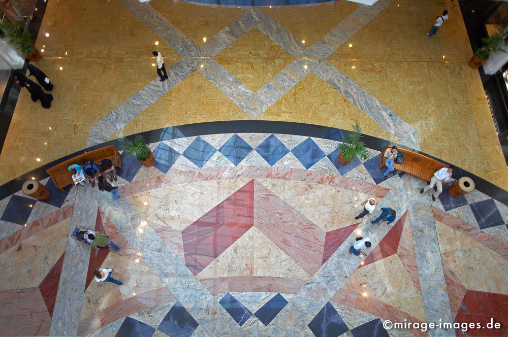 Mall of the Emirates
Schlüsselwörter: Einkaufen, Prunk, Tempel, modern, Luxus, Halle, Reichtum, reich, edel, nobel, gross, riesig, gigantisch, Raum, Licht, Architektur, Konsum, Geld, Verschwendung, Marmor, Menschen, Boomtown, Reiseziel, Mittlerer Osten, Wohlstand, urbanlife1