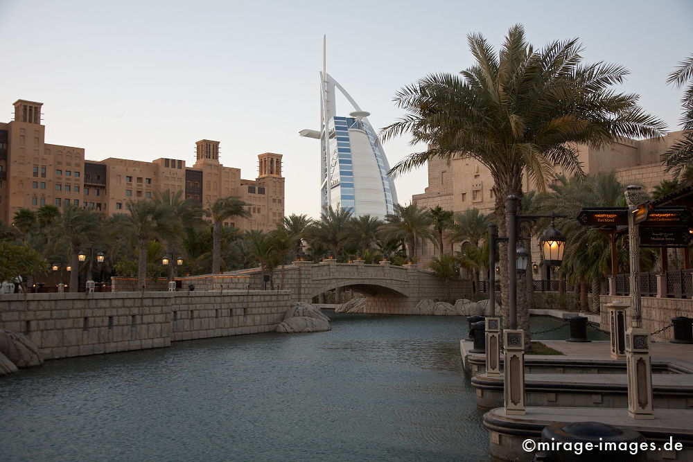 Souk Madinat
Jumeirah 
Schlüsselwörter: architecture1, Sonne, Hitze, Palme, warm, Reichtum, reich, edel, nobel, gross, riesig, gigantisch, Architektur, Konsum, Geld, Hotel, Komfort, Kitsch, künstlich, Freizeit, Wasser, Brücke, Paradies, Boomtown, Reiseziel, Destination, Mittlerer Osten, Erfol