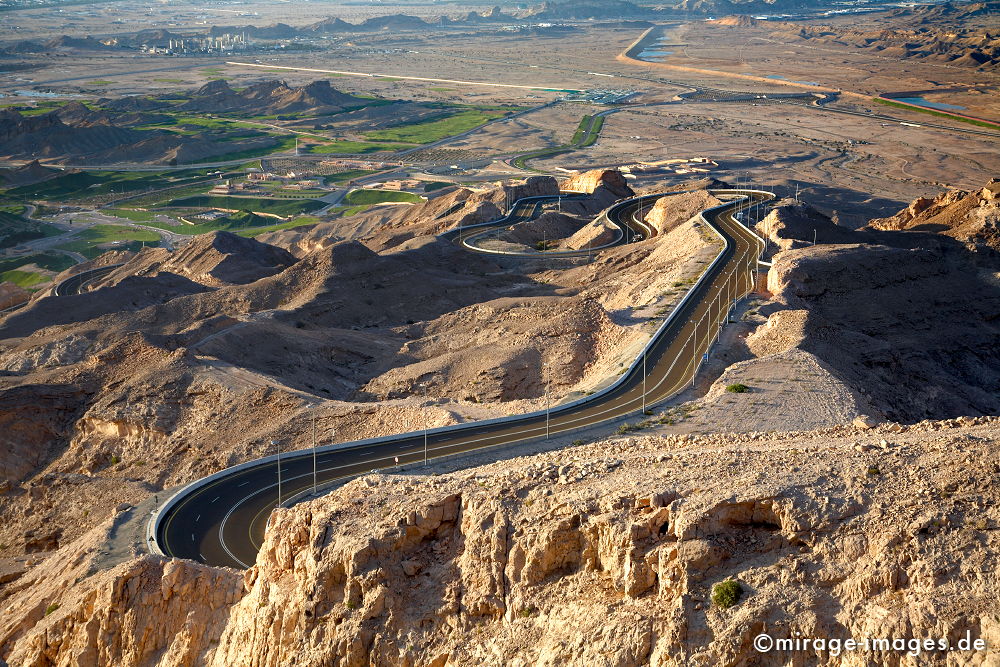 Serpentinenstrasse
Jebel Hafeet  Abu Dhabi
Schlüsselwörter: Landschaft, Verkehr, Tourismus, Reise, Kurve, Krater, Wüste, Umwelt, Asphalt, Abenteuer, Exotik, schroff, rau, Felsen, Reiseziel, Mittlerer Osten, Emirates,