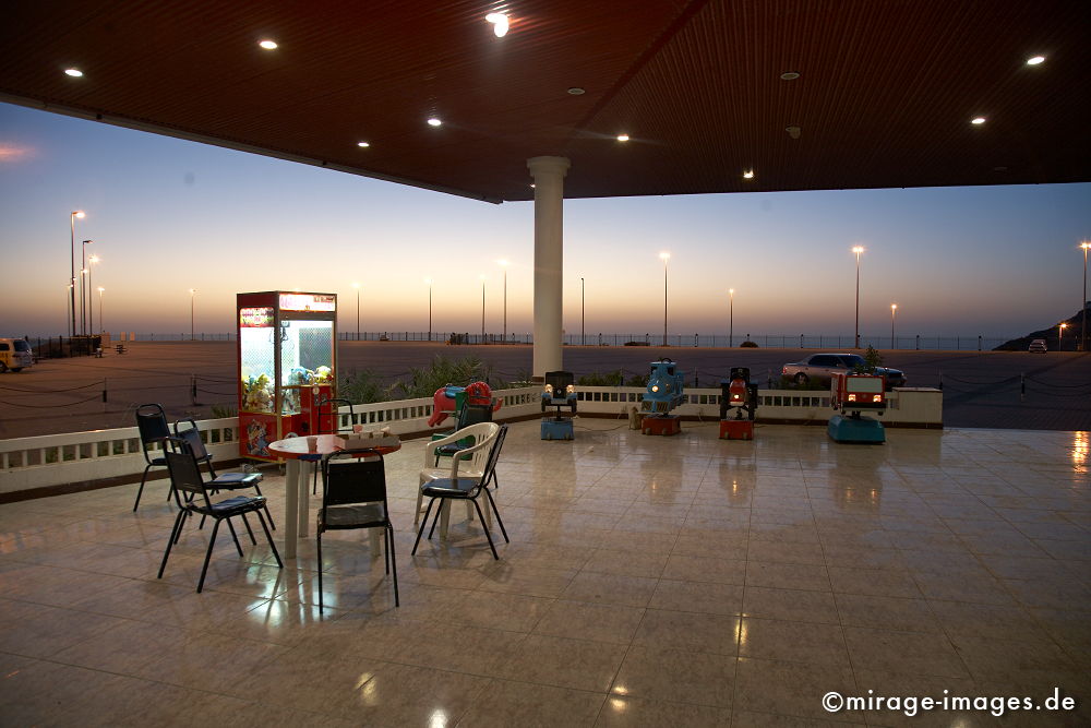 Terasse auf dem Jebel Hafeet
Abu Dhabi
Schlüsselwörter: Abenteuer, Exotik, Glitzern, Licht, Lichter, Freizeit, nachts, Arabien, Mittlerer Osten, Wohlstand, Wüste, Reise, reisen, exotisch, Scheichtum,
