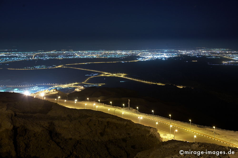 Jebel Hafeet Green Mubazzarah
Abu Dhabi
Schlüsselwörter: Landschaft, Verkehr, Umwelt, Abenteuer, nachts, Exotik, schroff, rau, Felsen, Glitzern, Licht, Lichter, Tal, Fata Morgana, Park, Freizeit, Farbe, color, nachts, Arabien, Mittlerer Osten, Wohlstand, Wüste, Reise, reisen, exotisch, Scheichtum,