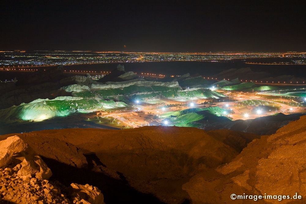 Jebel Hafeet Green Mubazzarah
Abu Dhabi
Schlüsselwörter: Landschaft, nachts, Umwelt, Abenteuer, adventure, Exotik, schroff, rau, Felsen, Glitzern, Licht, Lichter, Tal, Fata Morgana, Park, Freizeit, Farbe, color, nachts, Arabien, Mittlerer Osten, Wohlstand, Wüste, Reise, reisen, exotisch, Scheichtum,