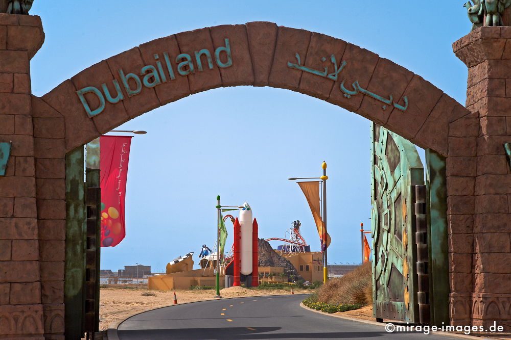 Eingang Dubailand
Dubai
Schlüsselwörter: absurd, Attrappe, Attraktion, Beton, bizarr, imitation, Kitsch, Nachbildung, Park, Platz, Raum, skurril, Phantasie, Fiktion, Touristenattraktion, Vergnügungspark, kinderfreundlich, familienfreundlich, freundlich, Illusion, Unterhaltung, Vergnügung,