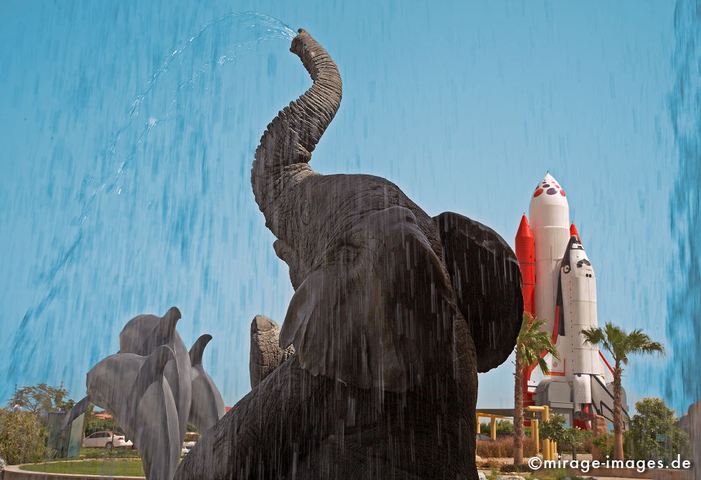 Elefant
Dubailand
Schlüsselwörter: animals1, absurd, Attrappe, Beton, bizarr, deplaziert, Freude, Intelligenz, imitation, Kitsch, Kontrast, kontrastreich, künstlich, Kuriosität, Metapher, Nachbildung, Park, Platz, Raum, Säugetier, Skulptur, skurril, spielen, Symbol, Tiere,