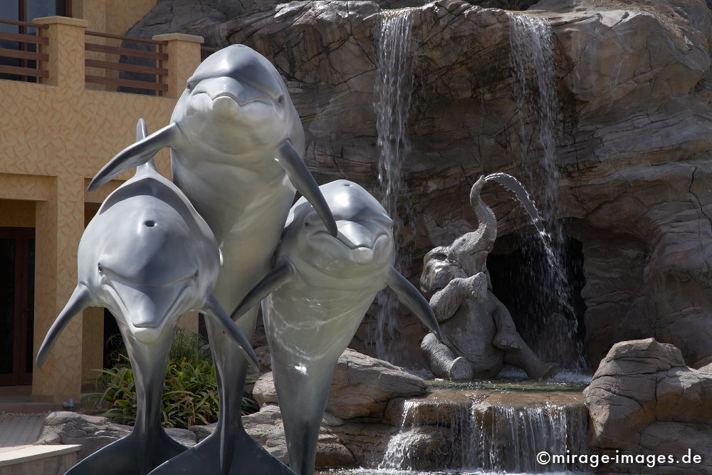 Delfine
Dubailand
Schlüsselwörter: animals1, absurd, Attrappe, Beton, bizarr, deplaziert, Freude, Intelligenz, imitation, Kitsch, Kontrast, kontrastreich, künstlich, Kuriosität, Metapher, Nachbildung, Park, Platz, Raum, Säugetier, Skulptur, skurril, spielen, Symbol, Tiere,