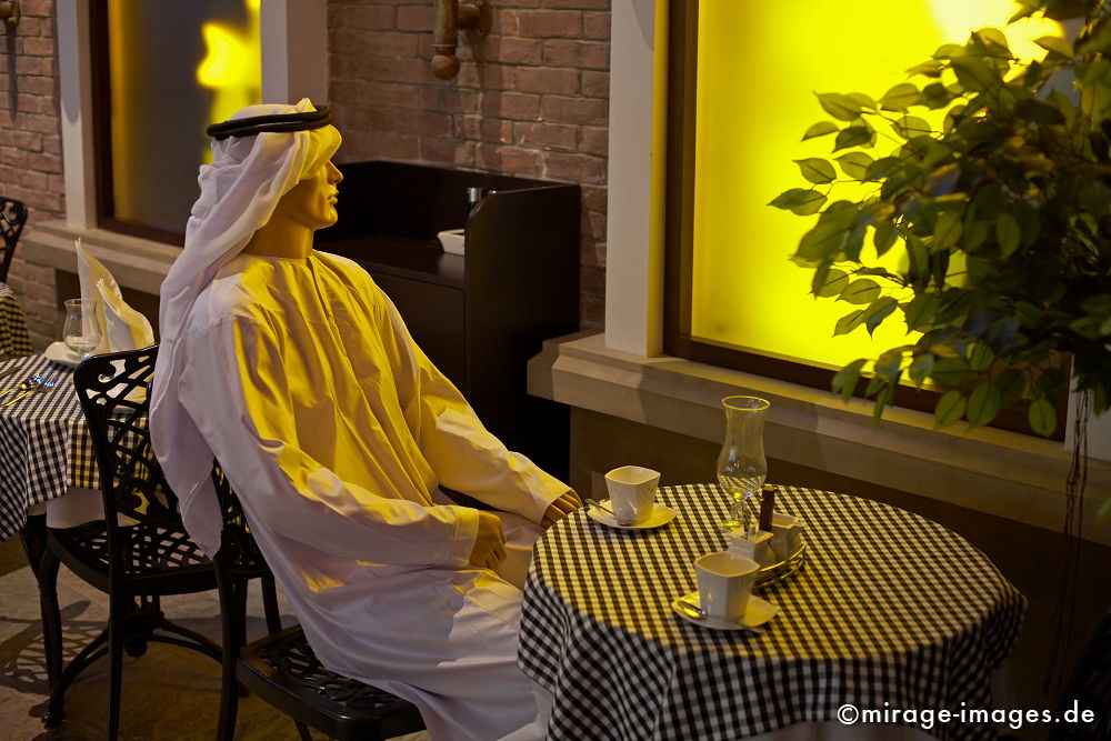 Sheik
Dubailand
Schlüsselwörter: absurd, angenehm, Araber, Arabien, Arabien, arabisch, Attrappe, ausruhen, Ausstellung, Ausstellungsraum, beschaulich, bizarr, Cafe, Café, Dekoration, eigenartig, Entertainment, Entspannung, Freizeit, Freizeitvergnügen, fremd, funny, Geldanlage, Genuss,