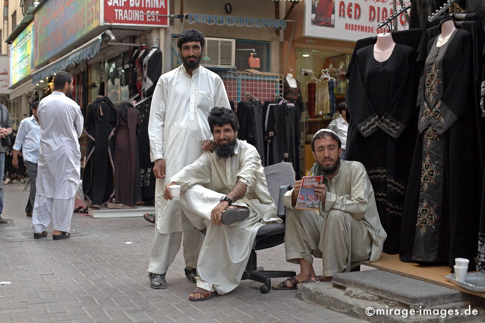 Modeverk�ufer
Deira Old Souk
Schlüsselwörter: mixed1, Islam, Mode, fashion, verhüllt, Tradition, schwarz, arabisch, Frau, Markt, Bazar, Kleid, Kleidung, weiblich, Kultur, Bart, Bärte, Männer, Mann, Mensch, Arabien, Mittlerer Osten, Wohlstand, Überfluss, Geld, Kapitalismus, Wüste, reisen, exotiti