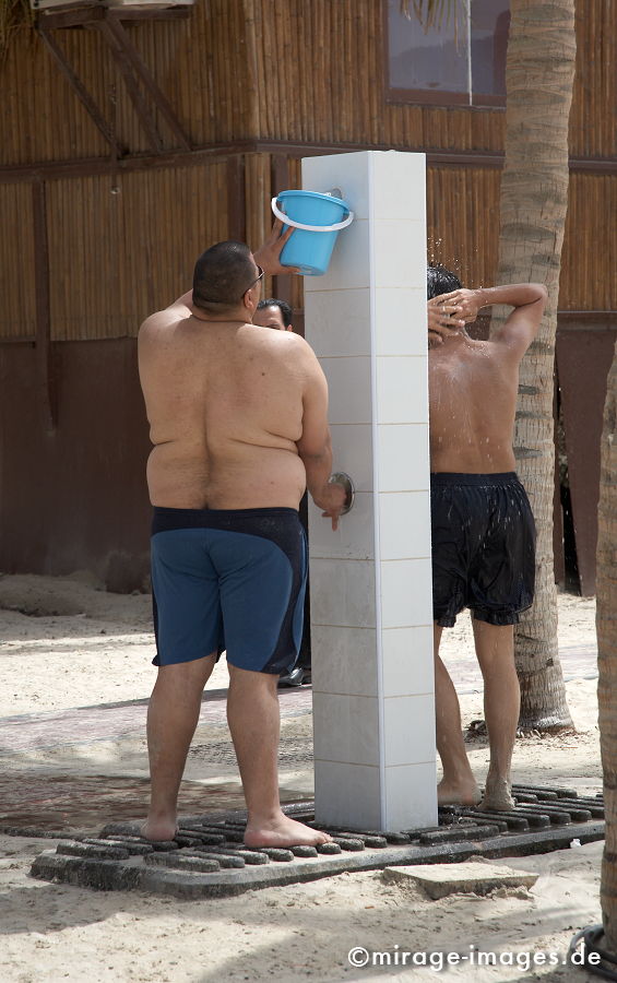 Taking a shower
Dubai
Schlüsselwörter: Duschen, baden Strand, Abkühlung, Russe, dick, fett, Überfluss, Geld, Kapital, Wüste, Reise, reisen, exotisch, bombastisch, Wachstum, Kapitalismus, Marktwirtschaft, Ökonomie, Metropole, Handelszentrum, Scheichtum,