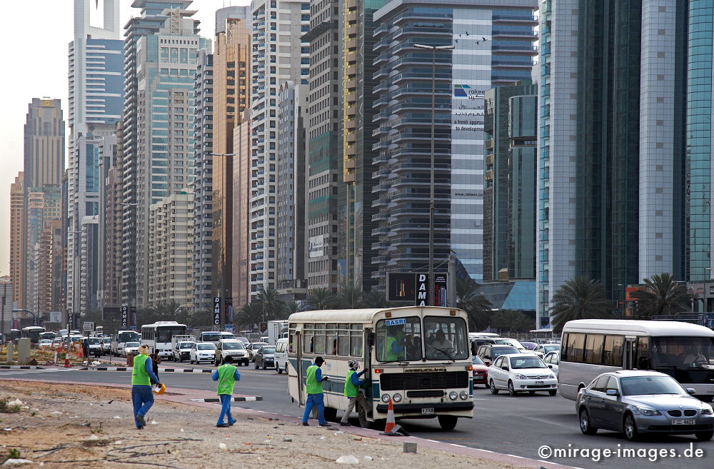 Sheikh Zayed Road 
Dubai
Schlüsselwörter: architecture1, Architektur. Verschwendung, Boomtown, Reiseziel, Reichtum, Überfluss, Wohlstand, Arbeit, job, Mann, Mensch, Erfolg, wohnen, Strasse, Verkehr, Hochhaus, Hochhäuser, spiegeln, Berufsverkehr,
