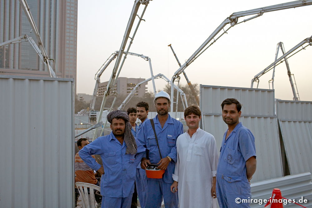 Worker at Al Durrah Tower
Dubai
Schlüsselwörter: mixed1, mixed1, Architektur, Boomtown, Beton, Hochhaus, Macht, Stärke, Einfluss, Geld, Baustelle, Arbeiter, gross, riesig, gigantisch, Stahl, Baukran, Kapitalismus, Marktwirtschaft, Großstadt, Lichter, Erfolg, Investition, Maschine, High tech, Mann, Men