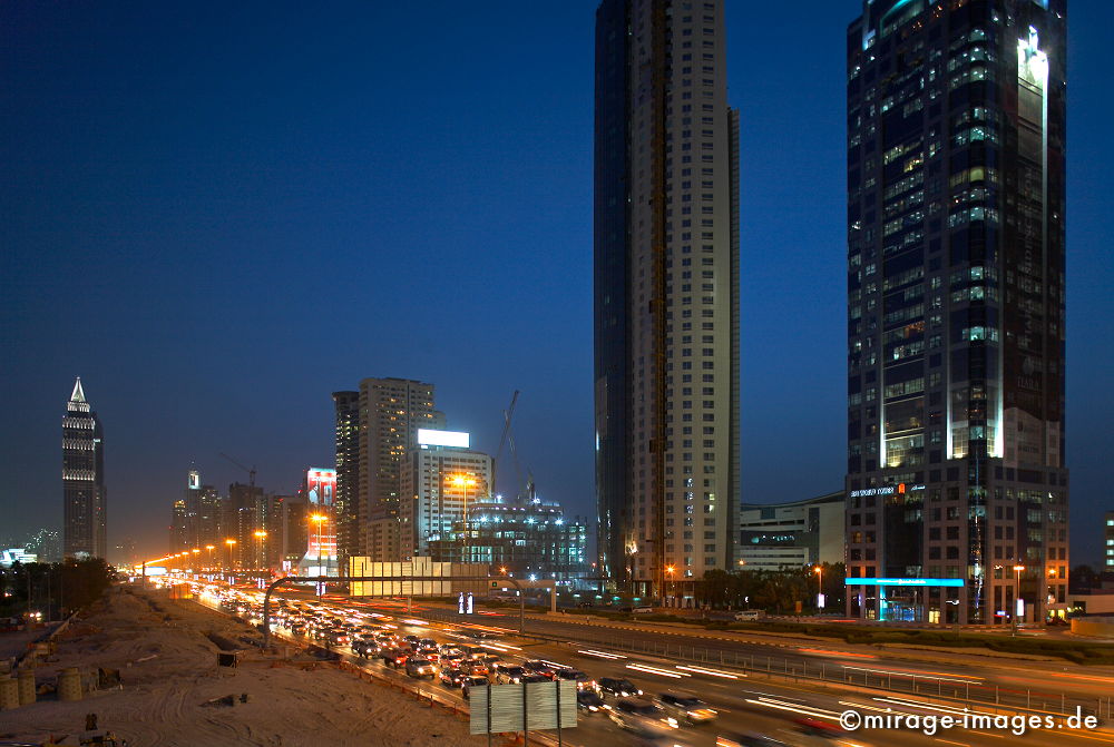 Sheikh Zayed Road
Dubai
Schlüsselwörter: Architektur, Boomtown, Beton, Hochhaus, Macht, Stärke, Einfluss, Baustelle, dubai1, riesig, gigantisch, Stahl, Großstadt, Lichter, Erfolg, nacht, nachts, Strasse, Hauptstrasse, Autos, Verkehr, erleuchtet, beleuchtet, blau, blaue Stunde, Querformat,