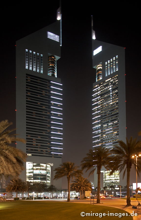 Jumeirah Emirates Towers 
Dubai
Schlüsselwörter: Architecture1, Boomtown, Geld, Hochhaus, Macht, Stärke, Einfluss, gross, riesig, gigantisch, Stahl, Großstadt, Lichter, gespentisch, Metropole, beleuchtet, Gebäude, Nacht, nachts, Wachstum, Marktwirtschaft, Ökonomie, Metropole, Handelszentrum, Scheich