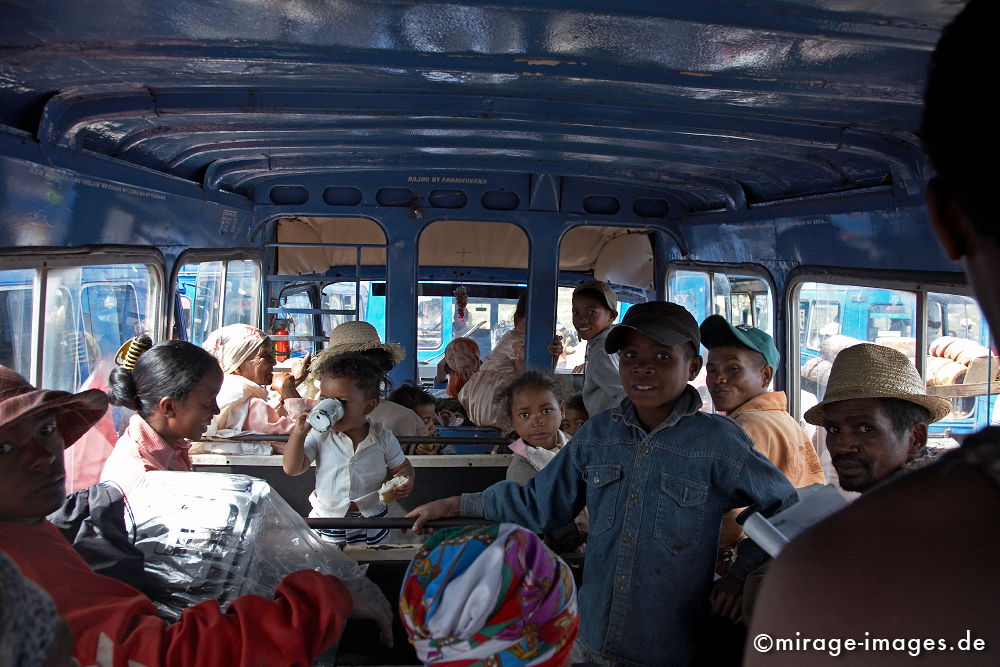 Taxi Brousse
Fahrgäste warten im Taxi Brousse - dem madagassischen "Linienbus" 
Schlüsselwörter: Bus, Busfahren, Busfahrt, dicht, einfach, eng, Fahrgäste, Freude, Gelassenheit, Generationen, Kinder, Kleinunternehmer, Leben, Nähe, Neugierde, neugierig, primitiv, Reise, madagascar1, Sammeltaxi, überfüllt, Verkehr, Verkehrsmittel, vollbesetzt, Wärm