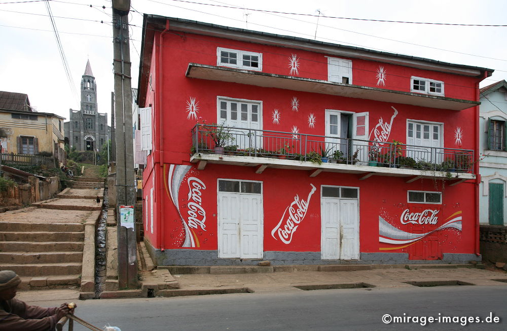 Coke and Religion
Ambatolampy
Schlüsselwörter: Christentum, Dorf, Einmischung, Erfrischung, Fassade, Fassadenmalerei, Gegensatz, Gegensatz, Gegensätze, Getränk, global, Globalisierung, Idylle, idyllisch, Kapitalismus, katholisch, Katholizismus, Kommerz, Konsum, Kontrast, kontrastreich, Logo, modern,