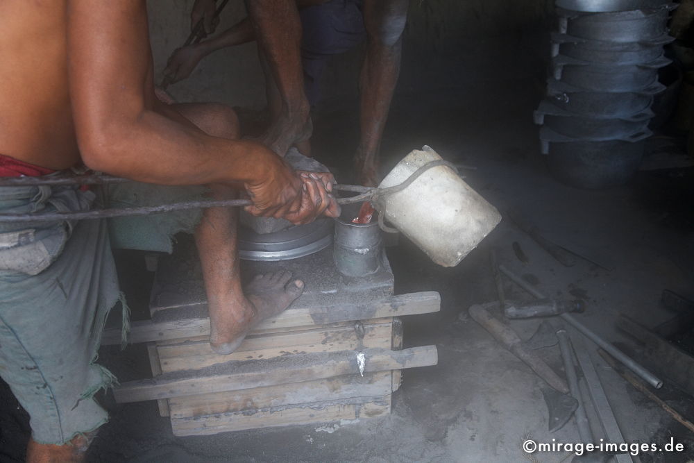 Aluminiumtopf Produktion
Ambalavao
Schlüsselwörter: Akkord, Aluminium, anstrengend, Anstrengung, Arbeit, Arbeiter, archaisch, barfuß, Dreck, dreckig, einfach, Fabrik, fließen, flüssig, found, garage, gefährlich, Geschäft, gießen, glühen, Handarbeit, Handwerk, harte Arbeit, Haushaltsware, heiß, Her