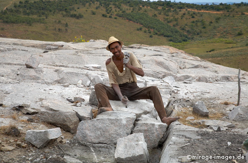Arbeit im Steinbruch
Madagasse sitzt fröhlich auf einem Berg und meißelt Granitsteine aus dem Fels bei Antananarivo Madagaskar
Schlüsselwörter: anstrengend, Anstrengung, Arbeit, Arbeiter, archaisch, barfuß, Bau, business, Dreck, dreckig, dust, economy, einfach, Fabrik, fröhlich, Fröhlichkeit, gefährlich, Geschäft, Handarbeit, Handwerk, harte Arbeit, heiß, Herstellung, madagascar1