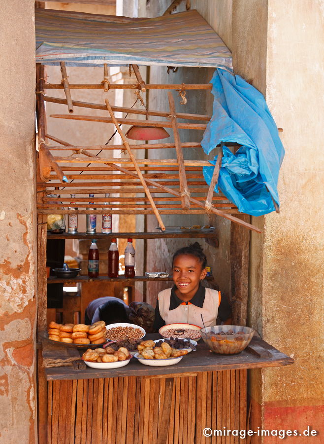 Verkaufsstand
Ambalavao
Schlüsselwörter: children1, Frohsinn, Fröhlichkeit, Lachen, Freundschaft, auf dem Land, Zufriedenheit, Jugend, Menschen, fröhlich, Mädchen, Landleben, heiter, sonnig, freundlich, Wärme, posieren, Freude, Neugierde, Leben, Kind, liebenswert, Einheimische, Generation,