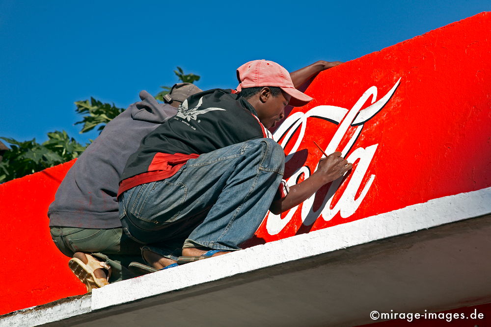 Coke
Coca Cola Schriftzug wird auf Fassade gemalt Antananarivo Madagaskar
Schlüsselwörter: Malerei, Werbung, Neokolonialismus, Globalisierung, Arbeiter, Afrikaner, malen, Handarbeit, zeichnen, Typographie, Schriftzug, Logo, Madagassen, rot, Warenwelt, Werbung, Wirtschaft, Glauben, Amerika, madagascar1,