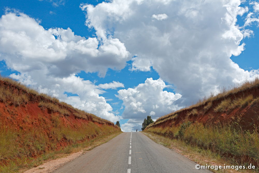 Strasse
bei Antsirabe
Schlüsselwörter: Weite, Himmel, Einsamkeit, Zivilisation, unendlich, Ferne, offen, Endlosigkeit, Raum, Zeit, Tiefe, Strasse, Wolken, Atmosphäre, Stimmung, einsam, reisen, Reise, Sehnsucht, Urlaub, Fernweh, Entspannung, abschalten, Ruhe, Mobilität, Sonne, sonnig, Asphalt