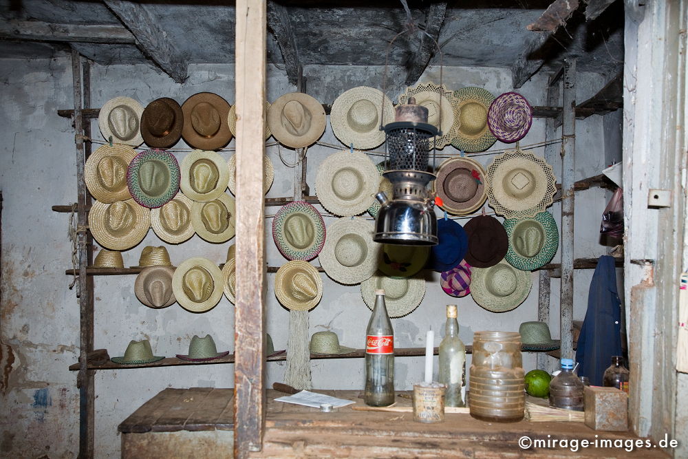 Hut Shop
Toliara
Schlüsselwörter: Hut, Hüte, Laden, Verkauf, Afrika, afrikanisch, Insel, exotisch, tropisch, Armut, Tropen, 3. Welt, Niedriglohn, Indischen Ozean, achte Kontinent, Gewürzinsel, Entwicklungsland, Naturwunder, französisch, Frankreich, Kolonialismus, Kolonie, Artenreichtu