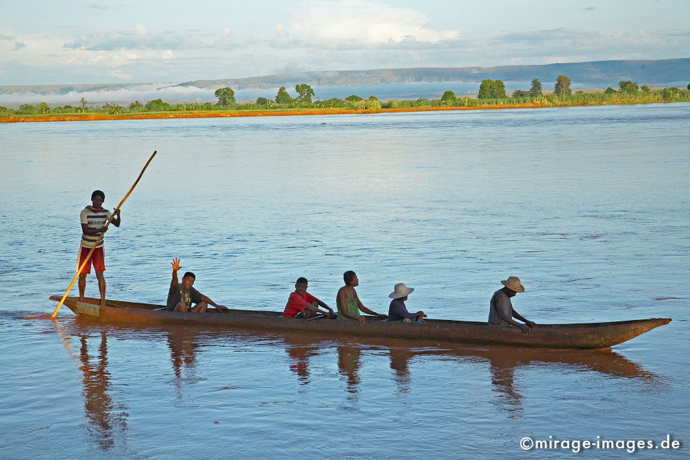Passenger Transport
Miandrivazo
Schlüsselwörter: Fluss, Wasser, fliessen, Piroge, Boot, Tourismus, Reisen, Boot, Menschen, Transport, Personenbeförderung,