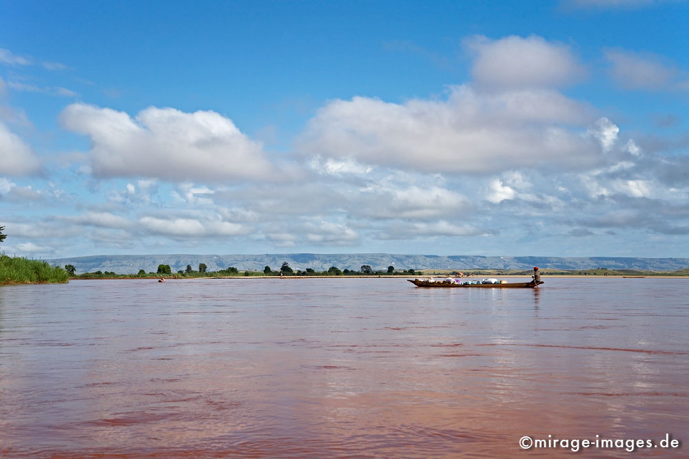 Piroge, River and Sky
Belo sur Tsiribihina
Schlüsselwörter: Fluss, Wasser, rot, fliessen, Piroge, Boot, Tourismus, Reisen, Himmel, blau,