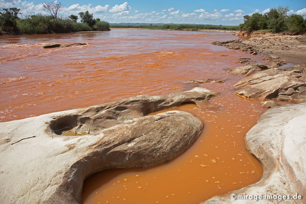 Red River
Tsiribihina Toliara
Schlüsselwörter: Afrika, afrikanisch, Insel, exotisch, tropisch, Armut, Tropen, 3. Welt, Niedriglohn, Indischer Ozean, achte Kontinent, Gewürzinsel, Entwicklungsland, Naturwunder, französisch, Frankreich, Kolonialismus, Kolonie, Artenreichtum, Artenvielfalt,