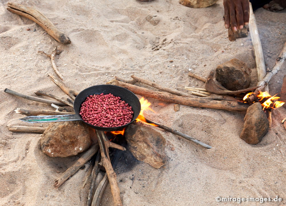 Peanuts
am Tsiribihina
Schlüsselwörter: Erdnüsse, anbraten, zubereiten, Sand, Strand, Feuer, Holz,