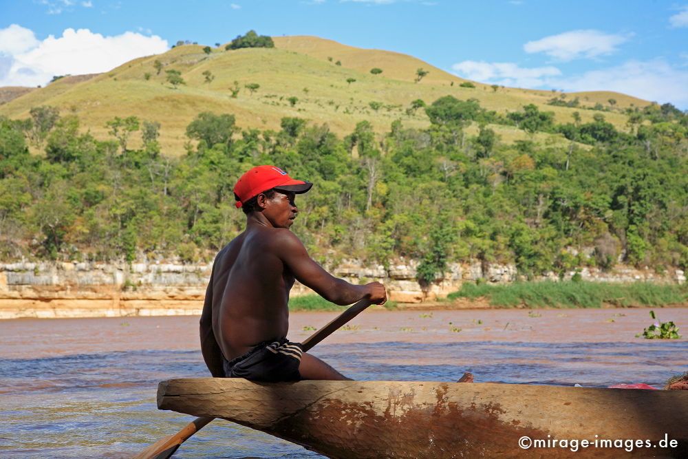 Piroguier
Tsiribihina
Schlüsselwörter: mixed1, Einbaum, Holz, Boot, Boote, rudern, Tradition, paddeln, Paddel, Holzboot, historisch, Baumstamm, malerisch, Fluss, Wasser, Gewässer, traditionell, Muskelkraft, rot, stark, kraftvoll, Kraft, sitzen, Ruhe, ruhig, Muskel, Madagasse, Afrikaner,