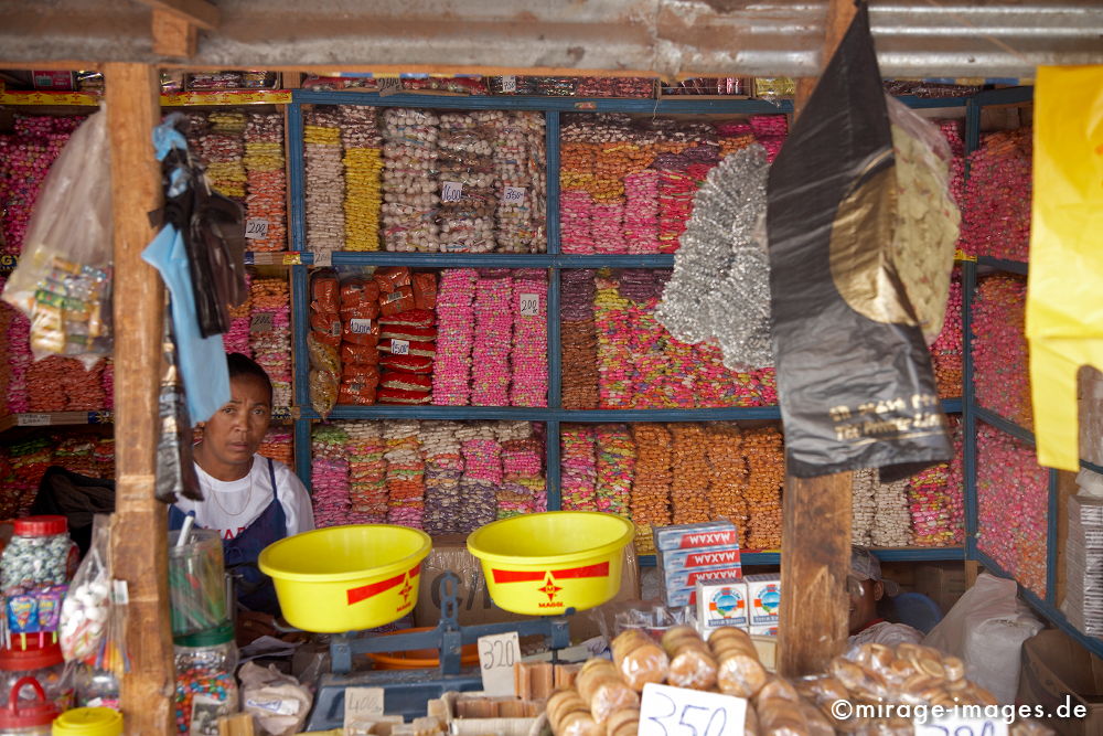 Bonbons
Antsirabe
Schlüsselwörter: Afrika, afrikanisch, Insel, exotisch, tropisch, Armut, Tropen, 3. Welt, Niedriglohn, Indischer Ozean, achte Kontinent, Gewürzinsel, Entwicklungsland, Naturwunder, französisch, Frankreich, Kolonialismus, Kolonie, Artenreichtum, Artenvielfalt,