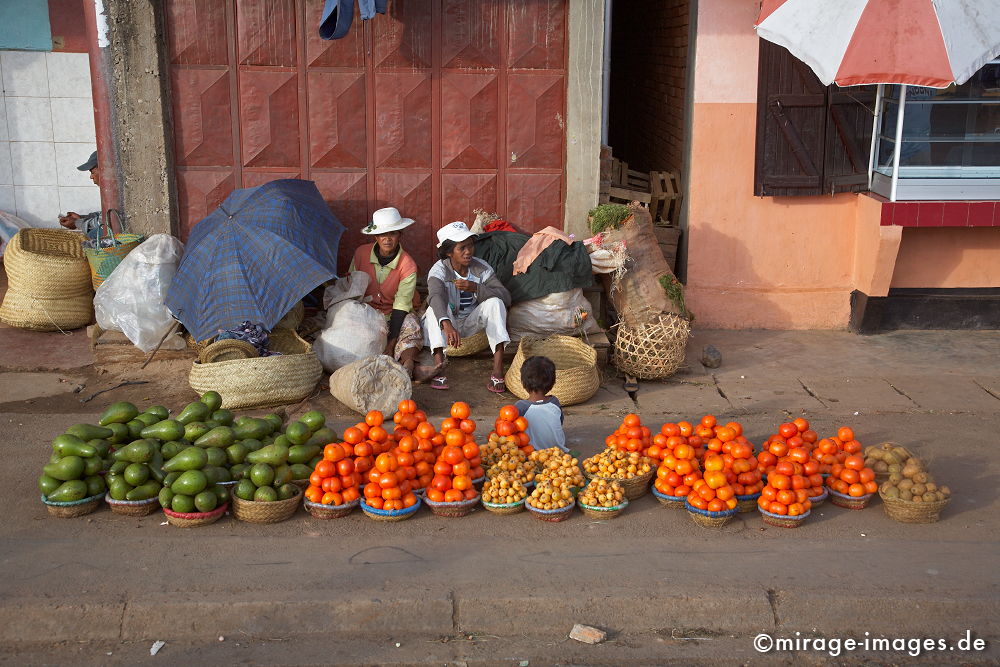 Kakis and Avocados
Antsirabe
Schlüsselwörter: Obst, Markt, Verkauf, Handel, frisch, Madegassen, Strasse, Frauen, Geschäft, Verdienst, Arbeit,