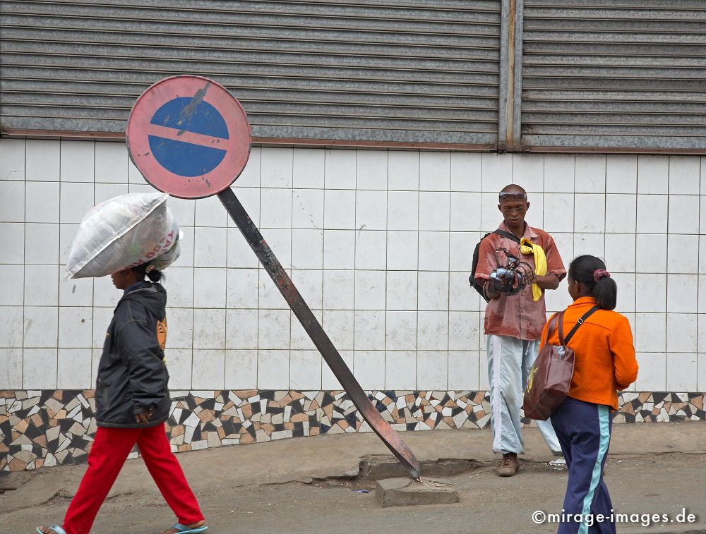 Parking
Antananarivo
Schlüsselwörter: Afrika, afrikanisch, Insel, exotisch, tropisch, Armut, Tropen, 3. Welt, Niedriglohn, Indischer Ozean, achte Kontinent, Gewürzinsel, Entwicklungsland, Naturwunder, mixed1, Frankreich, Kolonialismus, Kolonie, urbanlife1, Artenvielfalt,