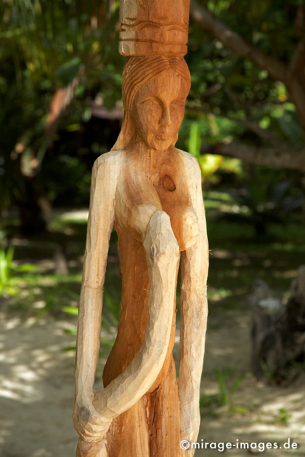 Wooden Sculpture
Toamasina
Schlüsselwörter: beißen, Schmerz, stolz, ethnisch, Skulptur, Holz, schnitzen, selbstbewußt, aufrecht, Mythologie, Naturreligion, Schönheit, Harmonie, edel, erotik, Sinnlichkeit, Sexualität, irritierend, Anmut, Pracht, Grazie, Natur, natürlich, geschnitz, Ebenmaß,