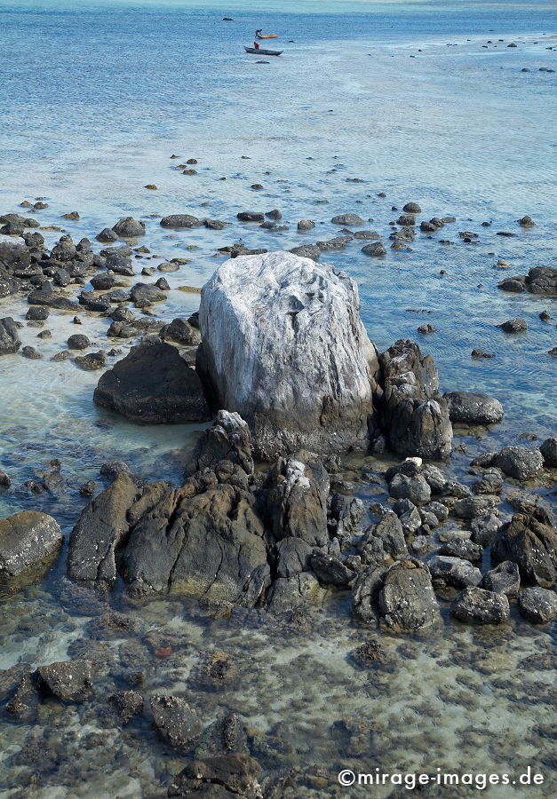 L´ile aux Nattes
Schlüsselwörter: Afrika, afrikanisch, Insel, exotisch, tropisch, Armut, Tropen, 3. Welt, Niedriglohn, Indischer Ozean, achte Kontinent, Gewürzinsel, Entwicklungsland, Naturwunder, Meer, Lagune, blau, Wasser, Kolonialismus, Kolonie, Felsen,