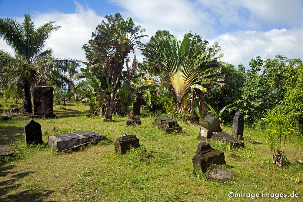 Pirate graveyard
Lile Saint Marie Nosy Boraha
Schlüsselwörter: Piraten, Grab, Gräber, Friedhof, alt, Grabstein, Natur, Tod, Beerdigung, beerdigen, Ruhestatt, Gruft, Begräbnisstätte, Seeräuber, Freibeuter, Fächerpalme, Baum des Reisenden, wild, verwildert, überwachsen, Hafen, Freiheit, Versteck, Erinnerung,