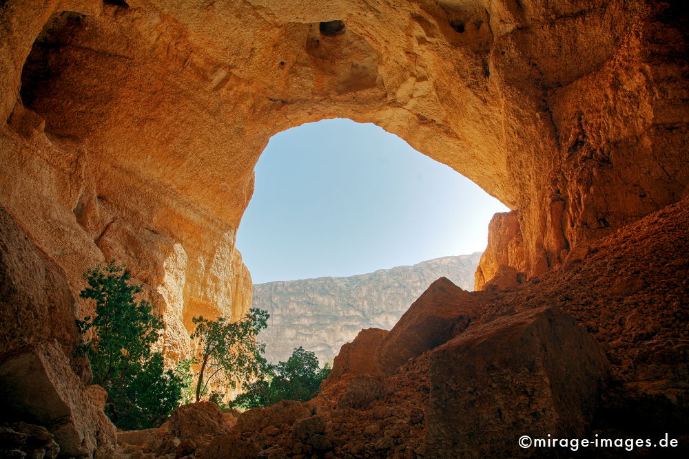 Inside Outside
Khaf Thary
Schlüsselwörter: Höhle, Abenteuer, forschen, entdecken, unbekannt, abgelegen, dunkel, Stille, 