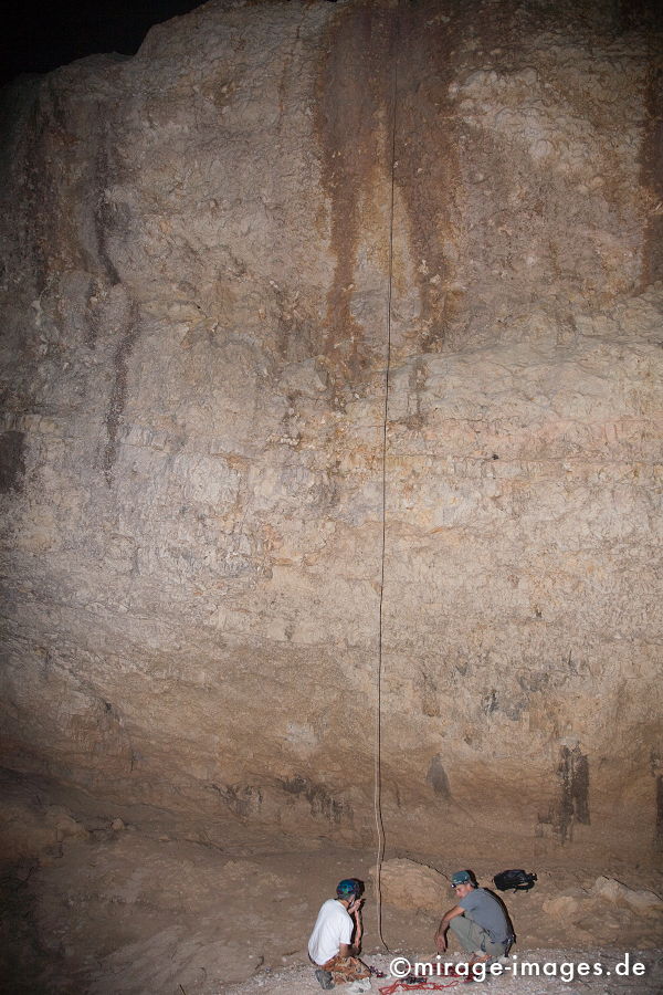 Reinhard, Luc and the Rope
Khaf Thary
Schlüsselwörter: Höhle, Abenteuer, forschen, entdecken, unbekannt, abgelegen, dunkel, Stille, Felsen, unwirtlich, Gebirge, Berge, Canyon, Schlucht, klettern, 