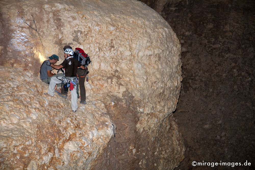 Ray, Luc and Olivier
Khaf Thary
Schlüsselwörter: Höhle, Abenteuer, forschen, klettern, entdecken, unbekannt, abgelegen, dunkel, Stille, Felsen, unwirtlich, Gebirge, Berg