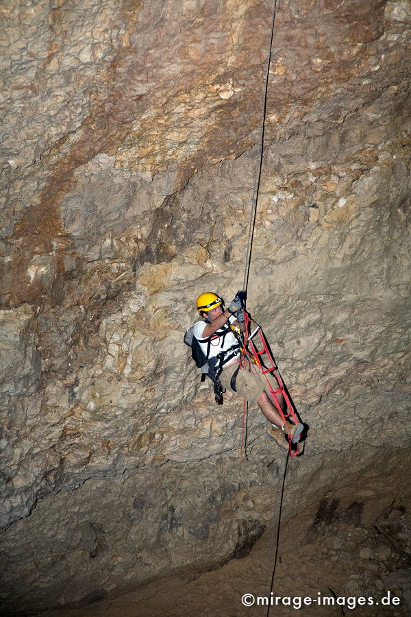 Couching and struggeling
Khaf Thary
Schlüsselwörter: Höhle, Abenteuer, forschen, entdecken, unbekannt, abgelegen, dunkel, Stille, Felsen, unwirtlich, Gebirge, Berge, Canyon, Schlucht, klettern, 
