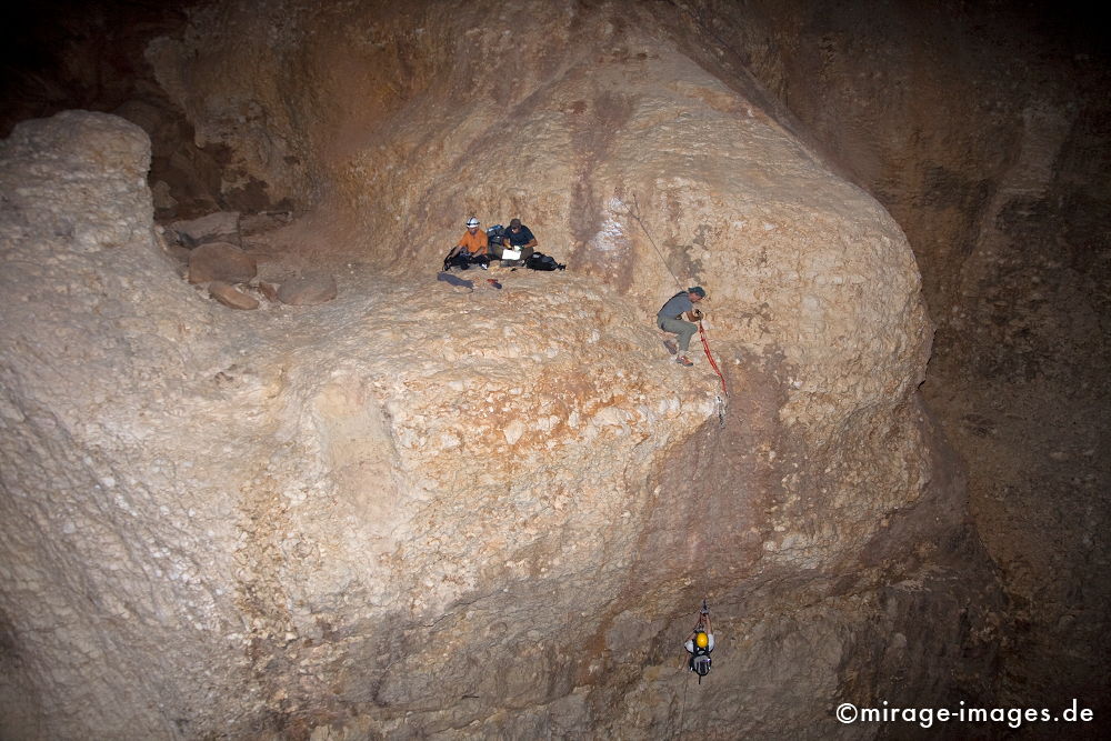 Climbing the Rock
Khaf Thary
Schlüsselwörter: Höhle, Abenteuer, forschen, entdecken, unbekannt, abgelegen, dunkel, Stille, Felsen, unwirtlich, Gebirge, Berge, Canyon, Schlucht, klettern, 