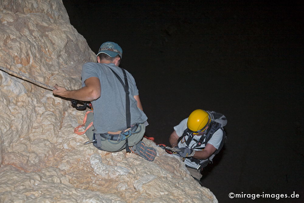Luc & Max
Khaf Thary
Schlüsselwörter: Höhle, Abenteuer, forschen, entdecken, unbekannt, abgelegen, dunkel, Stille, Felsen, unwirtlich, Gebirge, Berge, Canyon, Schlucht, klettern, 