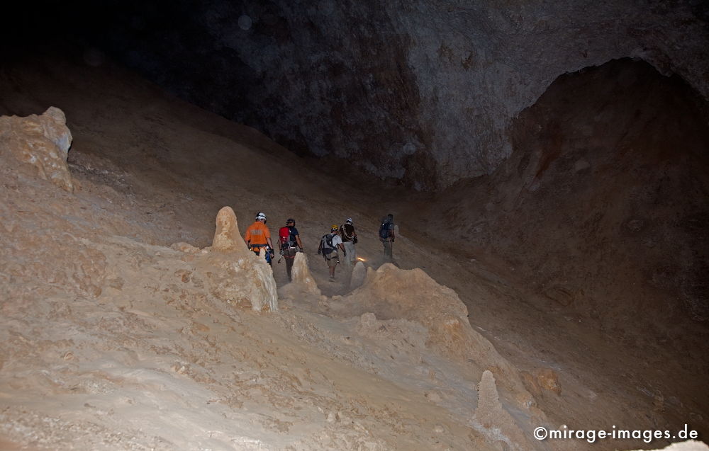 Cavers
Khaf Thary
Schlüsselwörter: Höhle, Abenteuer, forschen, entdecken, unbekannt, abgelegen, dunkel, Stille, Felsen, unwirtlich, Gebirge, Berge, Canyon, Schlucht, klettern, Natur, 